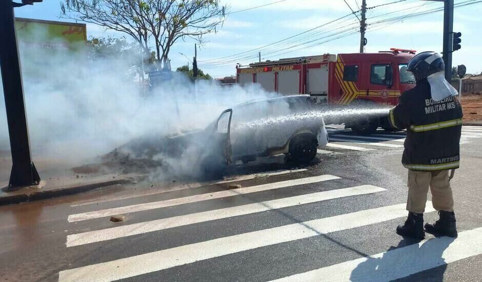 Imagem de compartilhamento para o artigo Carro pega fogo e fica totalmente destruído em Três lagoas da MS Todo dia